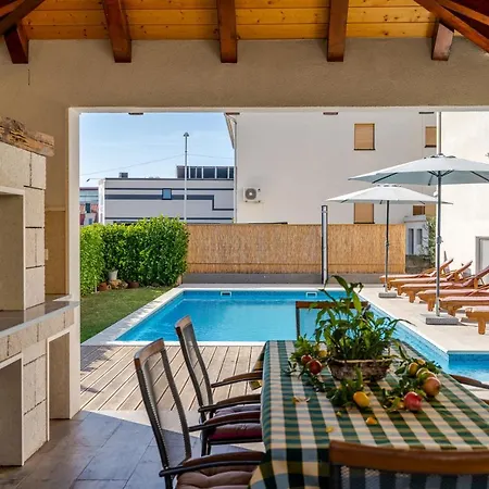 With Pool 100m From Beach Apartmán