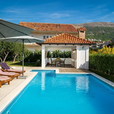 With Pool 100m From Beach Apartmán *