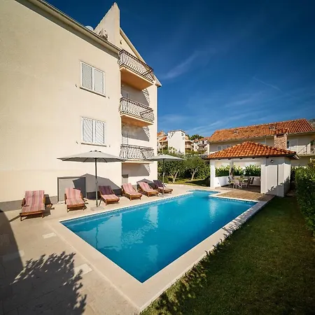 With Pool 100m From Beach Apartmán Podstrana